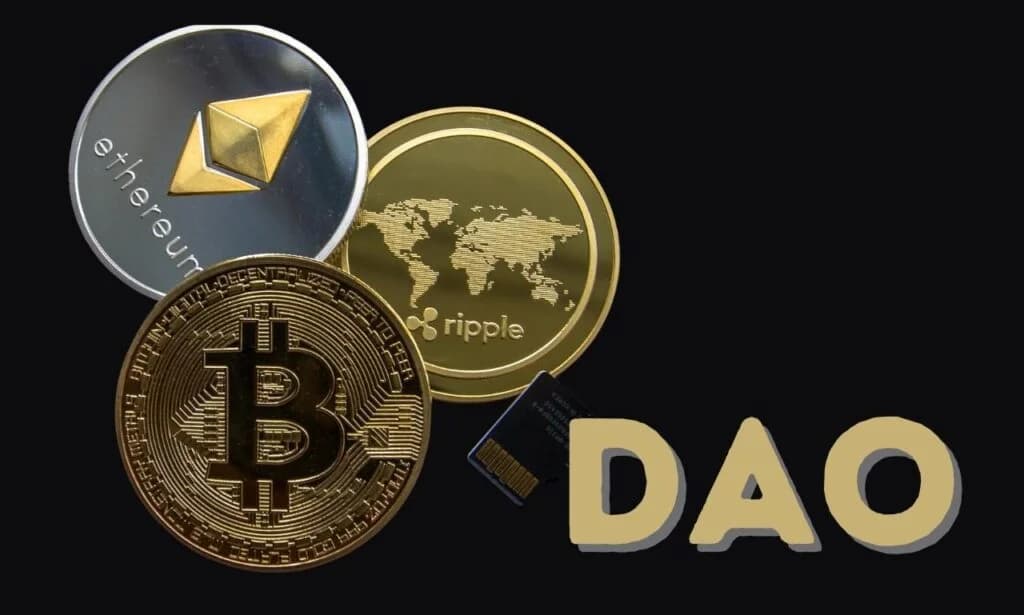 Bridging Online Governance and Decentralized Decision-Making